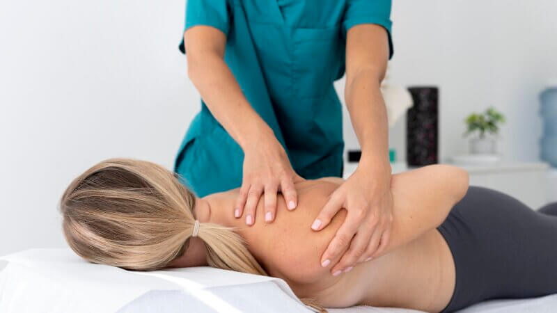 physiotherapeutin-behandelt-ihren-patienten